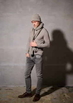 MÜTZE MIT UMLAUFENDER KANTE